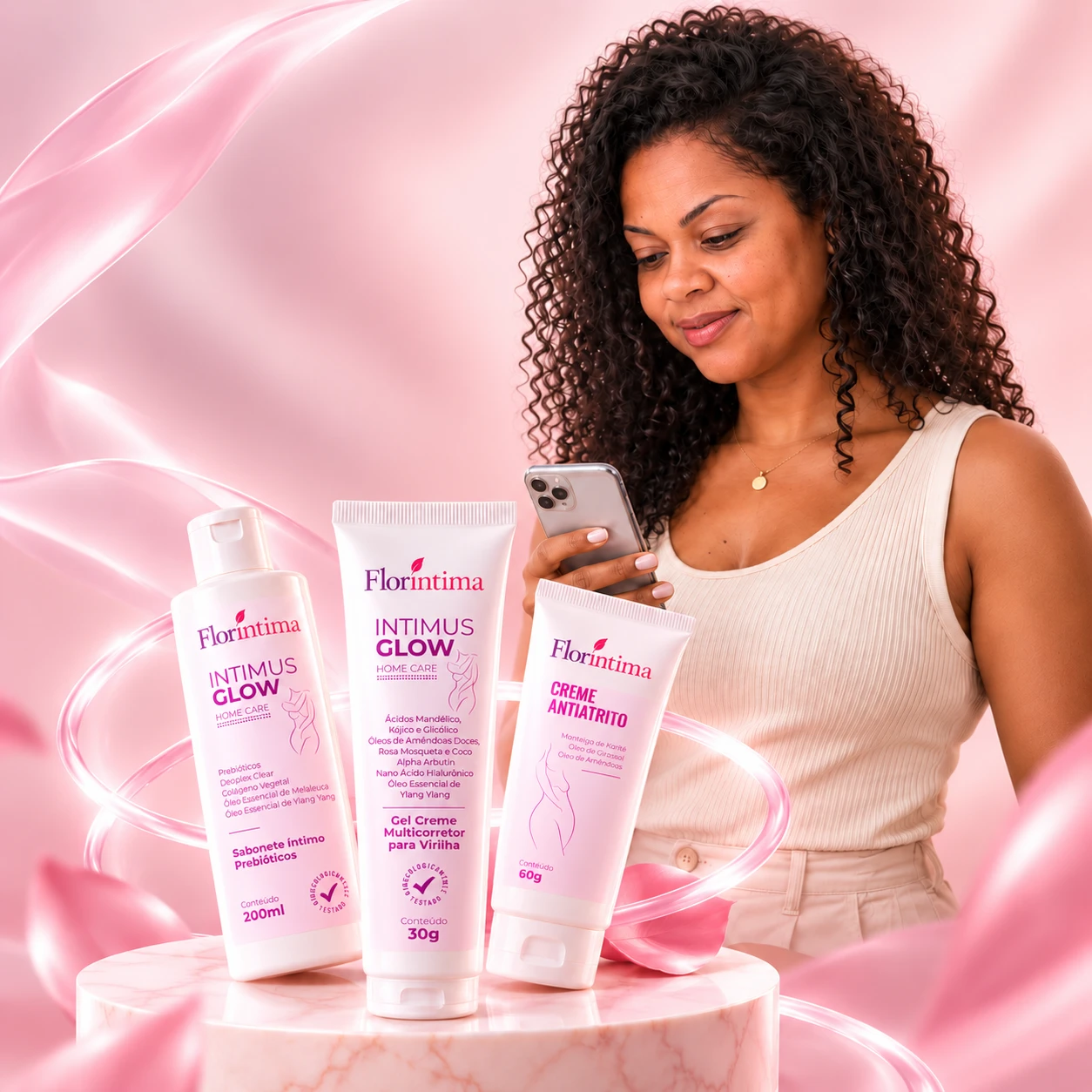 Cliente conversando pelo celular com a doutora que acompanha o tratamento, ao lado do kit Floríntima: sabonete íntimo prebiótico, gel Intimus Glow e creme antiatrito
